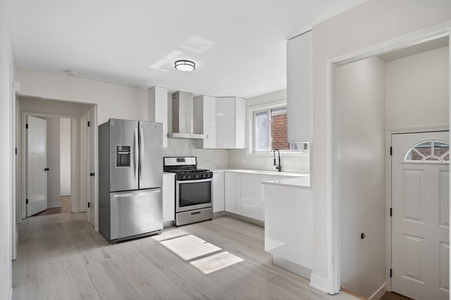 4745 S Leamington Avenue, Chicago, IL 60638