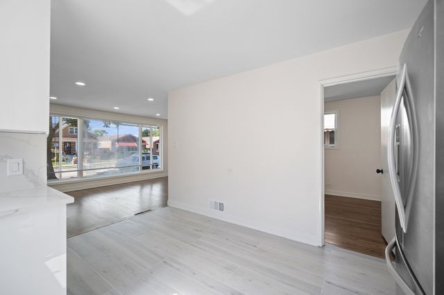 4745 S Leamington Avenue, Chicago, IL 60638