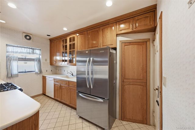 61-17 81st Street, Middle Village, NY 11379
