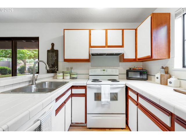 4000 CARMAN Dr 60, Lake Oswego, OR 97035