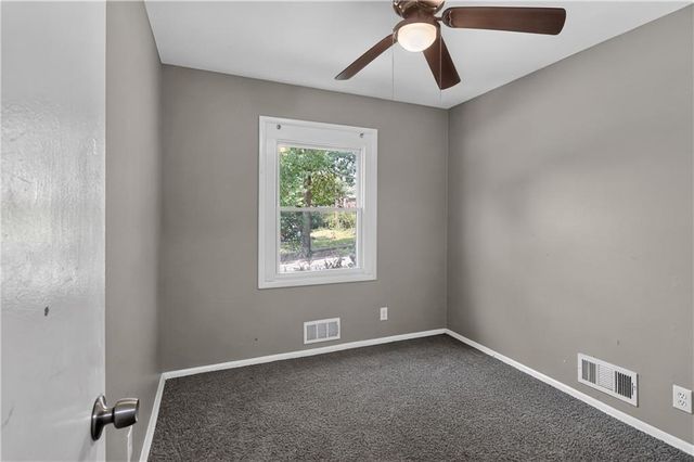 4131 E Vineyard Road, Kansas City, MO 64130