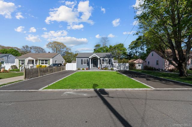 9 Brook Place, East Islip, NY 11730