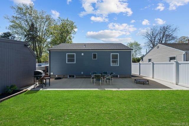 9 Brook Place, East Islip, NY 11730