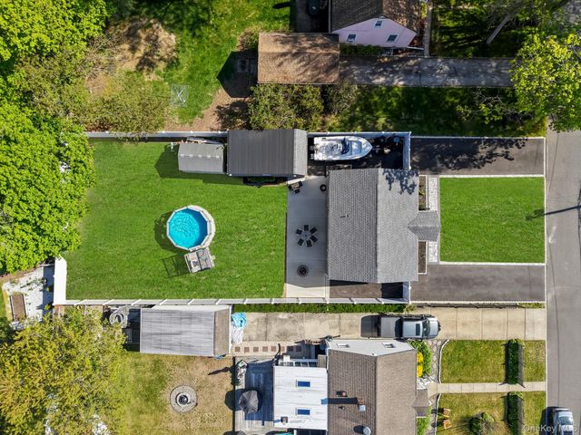 9 Brook Place, East Islip, NY 11730
