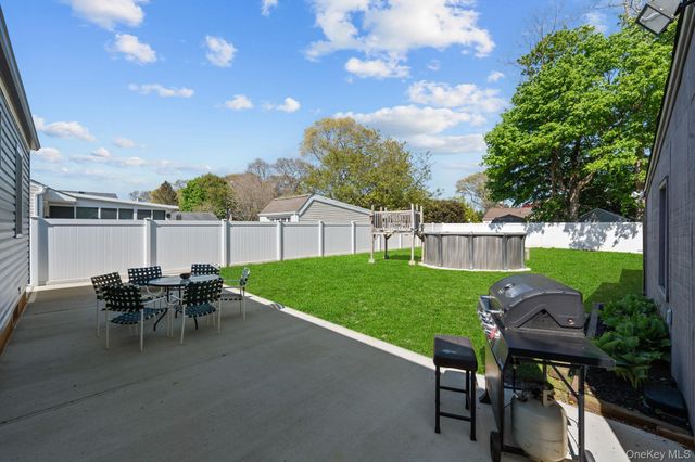 9 Brook Place, East Islip, NY 11730
