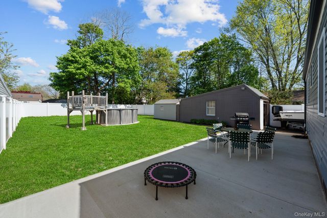 9 Brook Place, East Islip, NY 11730