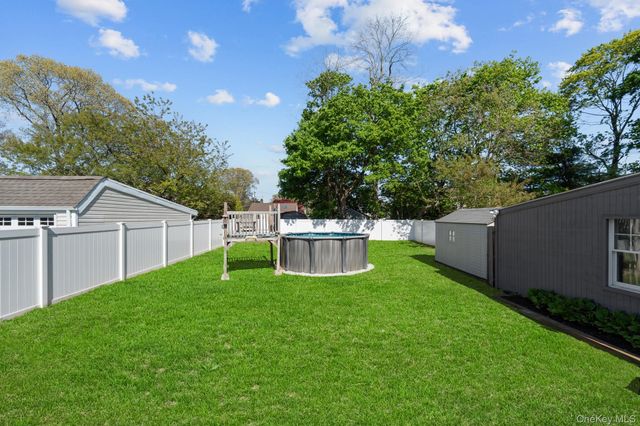 9 Brook Place, East Islip, NY 11730