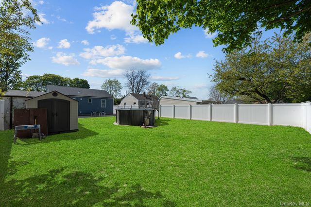 9 Brook Place, East Islip, NY 11730