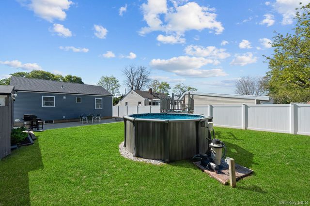 9 Brook Place, East Islip, NY 11730