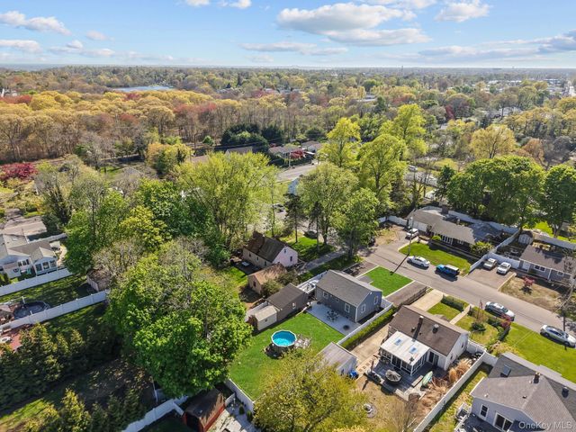 9 Brook Place, East Islip, NY 11730