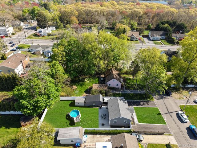 9 Brook Place, East Islip, NY 11730