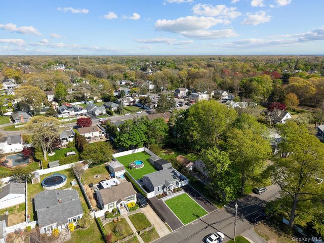 9 Brook Place, East Islip, NY 11730
