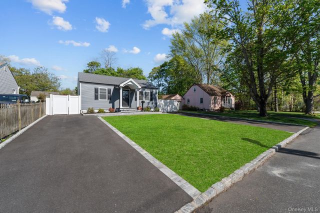 9 Brook Place, East Islip, NY 11730