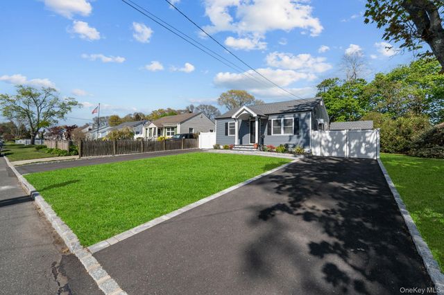 9 Brook Place, East Islip, NY 11730