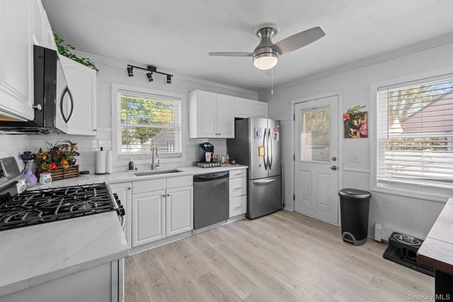 9 Brook Place, East Islip, NY 11730