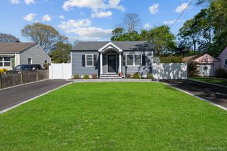 9 Brook Place, East Islip, NY 11730