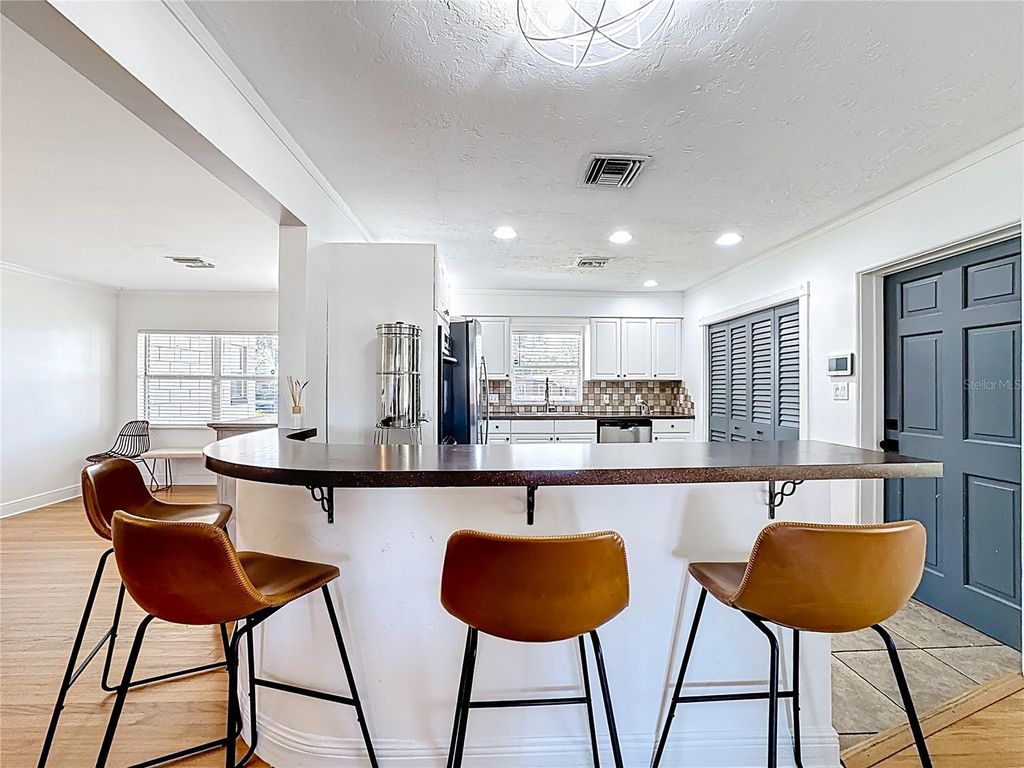 Image 8 of property listing at 3601 NEPTUNE DRIVE, Orlando, FL 32804