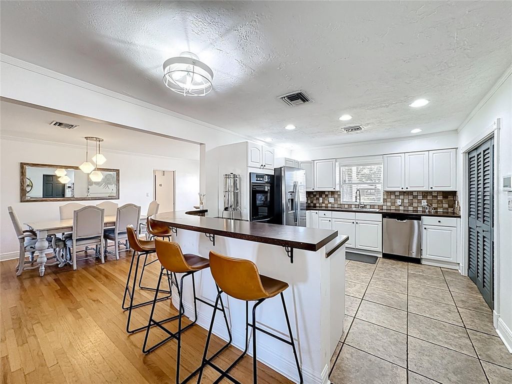 Image 9 of property listing at 3601 NEPTUNE DRIVE, Orlando, FL 32804