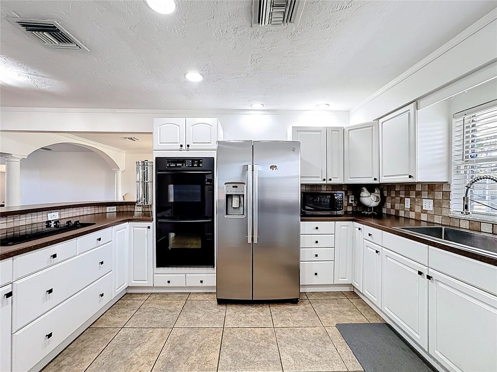 Image 10 of property listing at 3601 NEPTUNE DRIVE, Orlando, FL 32804