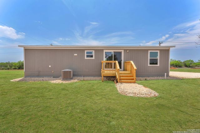 5709 County Road 422, Pleasanton, TX 78064