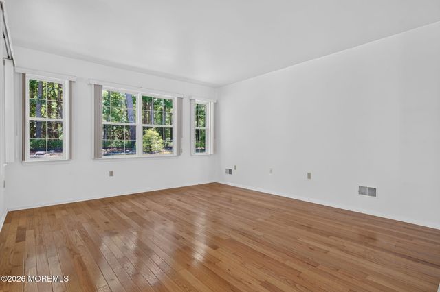 20 Valley Stream Place, Barnegat, NJ 08005
