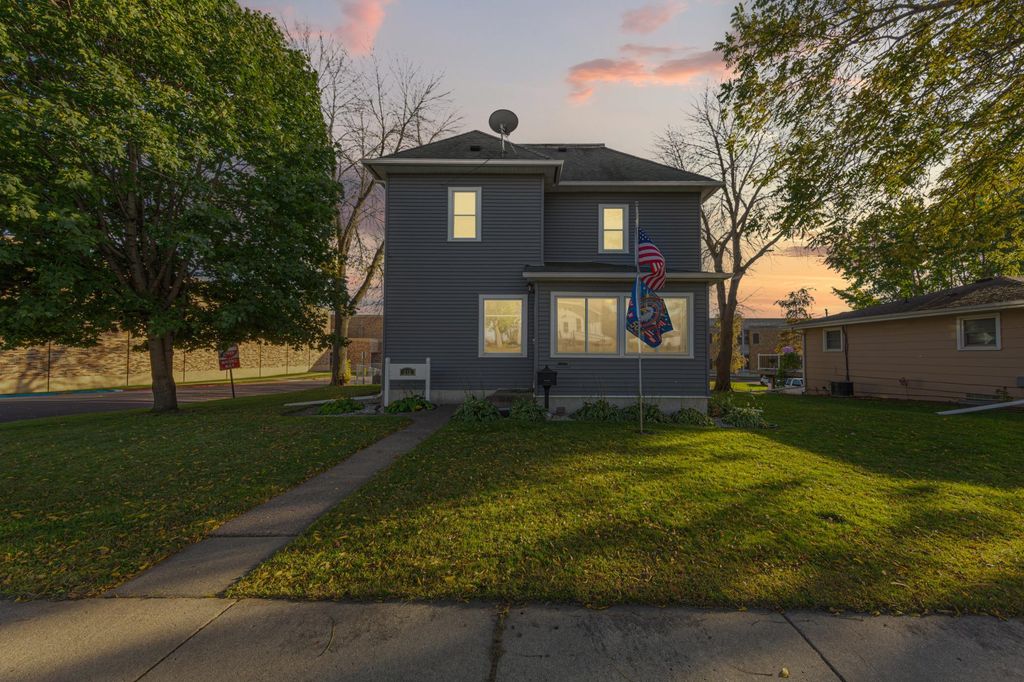 212 Boulevard Avenue NE, Montgomery, MN 56069 — exterior