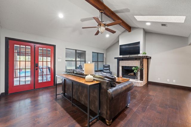 7500 Parker Drive E, Burleson, TX 76028