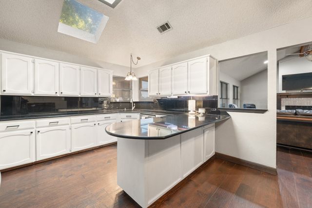 7500 Parker Drive E, Burleson, TX 76028