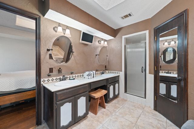 7500 Parker Drive E, Burleson, TX 76028