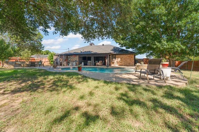 7500 Parker Drive E, Burleson, TX 76028