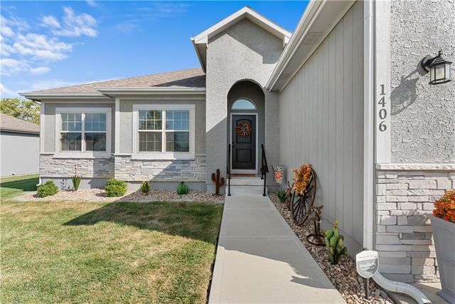 1406 SW 8th Terrace, Oak Grove, MO 64075