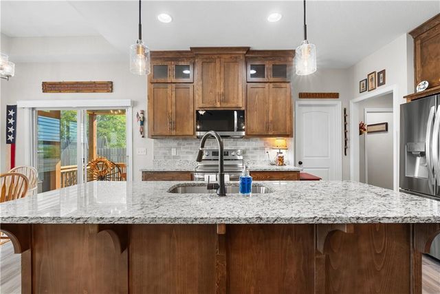 1406 SW 8th Terrace, Oak Grove, MO 64075
