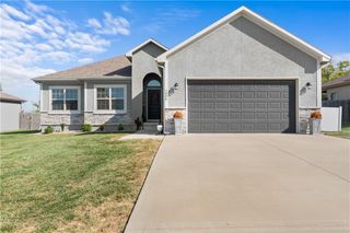 1406 SW 8th Terrace, Oak Grove, MO 64075