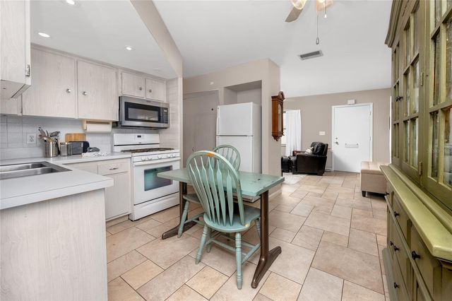 12400 PARK BOULEVARD 417, Seminole, FL 33772