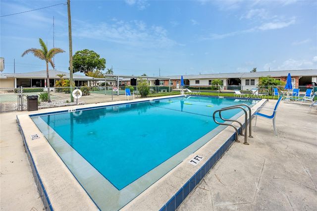 12400 PARK BOULEVARD 417, Seminole, FL 33772