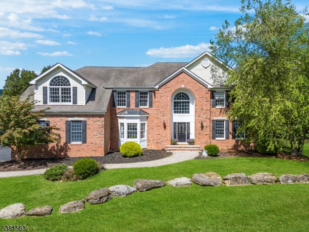 1 Elaine Ct, Washington Twp., NJ 07830