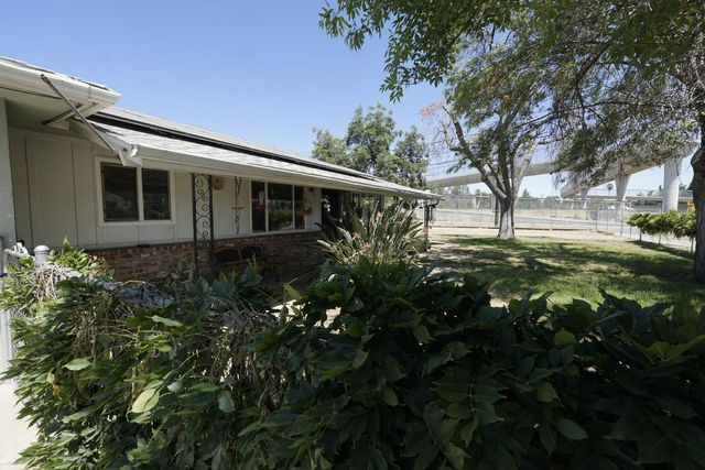 735 N Winery Avenue, Fresno, CA 93727