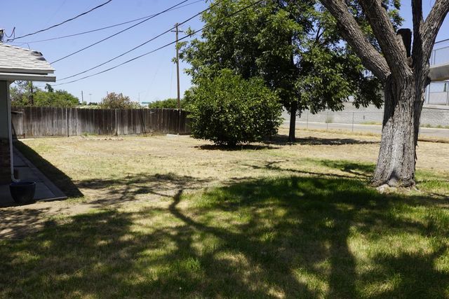735 N Winery Avenue, Fresno, CA 93727