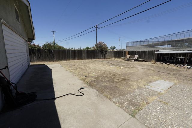 735 N Winery Avenue, Fresno, CA 93727