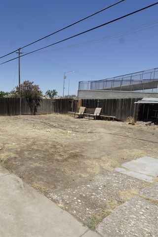 735 N Winery Avenue, Fresno, CA 93727