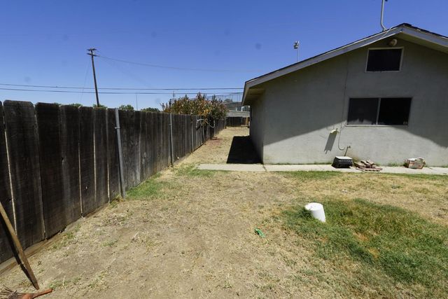 735 N Winery Avenue, Fresno, CA 93727