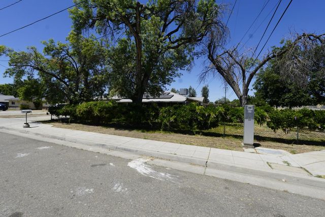 735 N Winery Avenue, Fresno, CA 93727