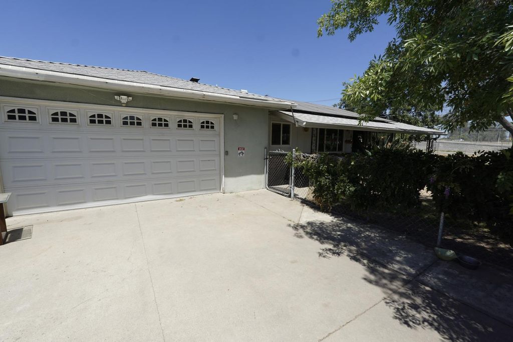 735 N Winery Avenue, Fresno, CA 93727