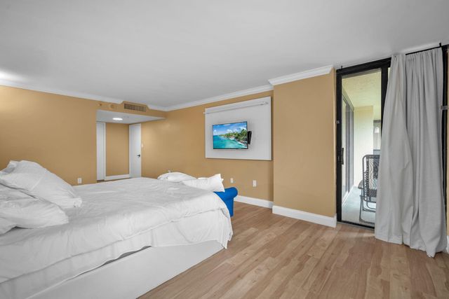 2480 Presidential Way 303, West Palm Beach, FL 33401