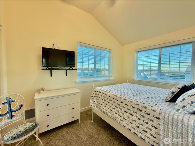 1046 Wawona Avenue SE, Ocean Shores, WA 98569