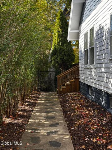 226 N Greenbush Road, North Greenbush, NY 12180