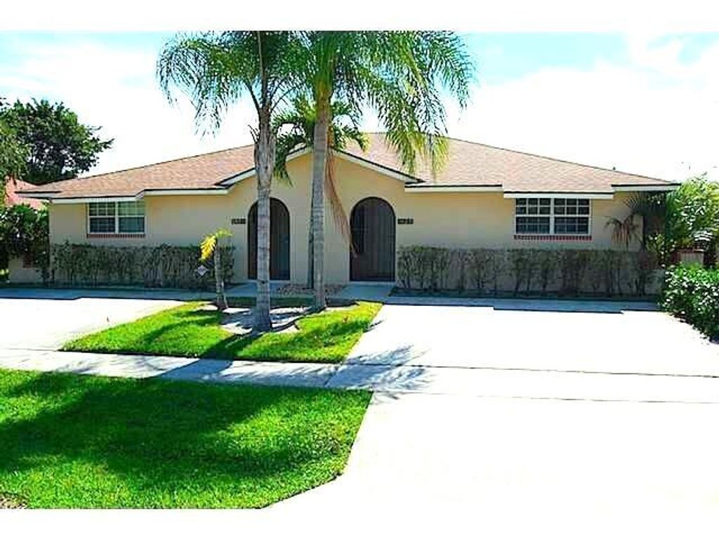 1427 Riverside Circle, Wellington, FL 33414