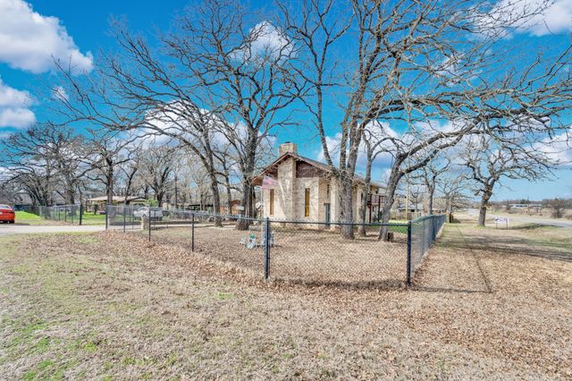 1185 Lakewood Circle, Alvarado, TX 76009