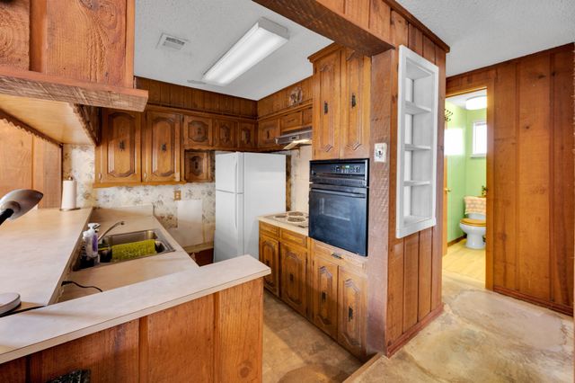 1185 Lakewood Circle, Alvarado, TX 76009