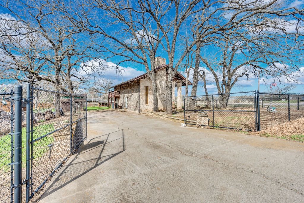 1185 Lakewood Circle, Alvarado, TX 76009